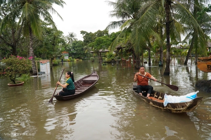 Khu du lịch Bình Quới ngập sâu, nhân viên phải chèo thuyền đi lại, chiều 25/10. Ảnh: Quỳnh Trần
