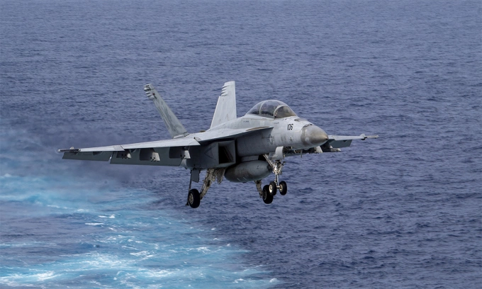 Tiêm kích F/A-18F chuẩn bị đáp xuống tàu sân bay USS Nimitz trên Thái Bình Dương ngày 4/4. Ảnh: US Navy