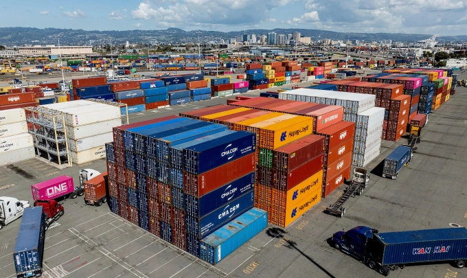Container hàng hóa tại cảng Oakland, bang California, Mỹ ngày 3/4. Ảnh: AP