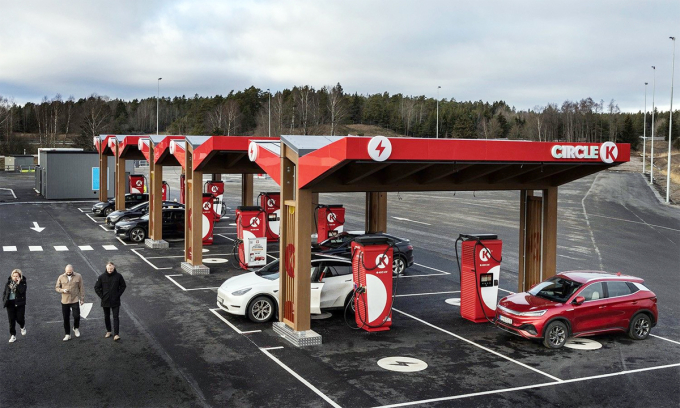 Một trạm sạc xe điện với các trụ sạc nhanh ở Jarna, Thụy Điển. Ảnh: Drivkraft Danmark