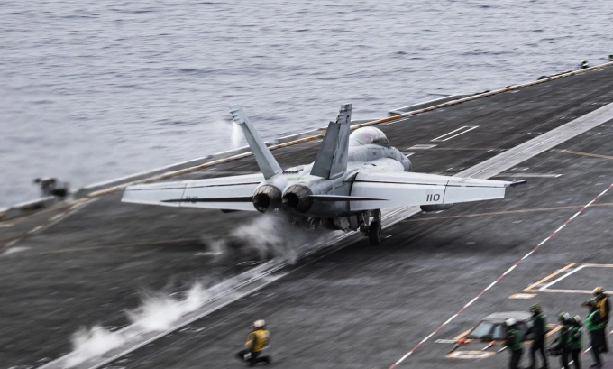 Tiêm kích F/A-18F của Phi đoàn 22 cất cánh từ tàu sân bay USS Nimitz ở Thái Bình Dương hồi tháng 3. Ảnh: US Navy