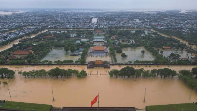 Kinh thành Huế ngập trong nước lũ sáng 28/10. Ảnh: Võ Thạnh