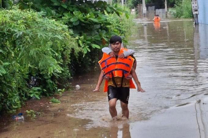 Di dời trẻ em ra khỏi vùng ngập xã Lương Sơn, sáng 28/10, Ảnh: Khải Nguyên