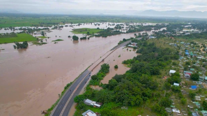 Nước lũ từ sông Luỹ dân lên nhận chìm một đoạn quốc lộ 1 qua xã Lương Sơn, tỉnh Lâm Đồng. Ảnh: Khải Nguyên