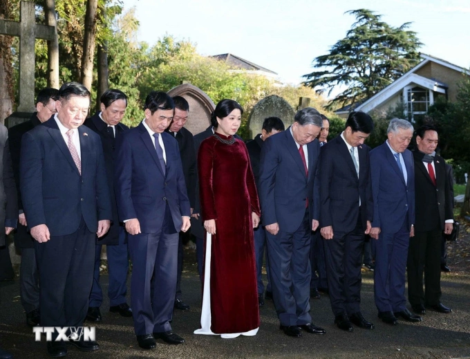Tổng Bí thư Tô Lâm và Phu nhân Ngô Phương Ly cùng đoàn đại biểu cấp cao Việt Nam tưởng niệm trước mộ phần của Karl Max. Ảnh: TTXVN