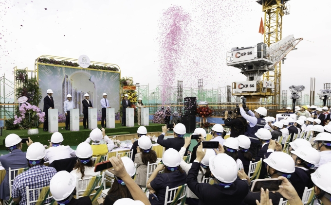 Toàn cảnh buổi lễ cất nóc trên tầng cao nhất Essensia Sky. Ảnh: Phú Long