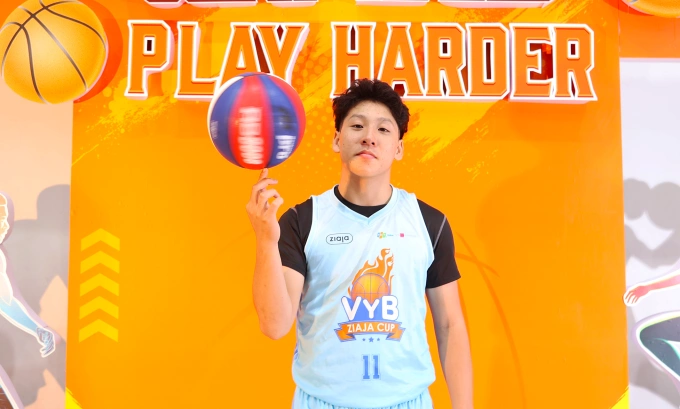 Nhữ Kỳ Anh - đổi trưởng đội THPT FPT Tây Hà Nội chụp ảnh ở Media Day. Ảnh: Hải Long