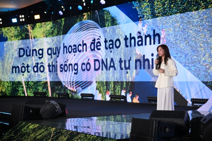 Đại diện Sun Property chia sẻ ý tưởng quy hoạch Charmora City. Ảnh: Ánh Dương