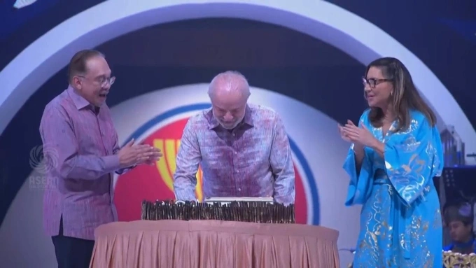 Từ trái qua phải là Thủ tướng Malaysia Ibrahim, Tổng thống Brazil Lula, phu nhân Rosangela tại tiệc sinh nhật bất ngờ ngày 27/10. Ảnh: Malay Mail