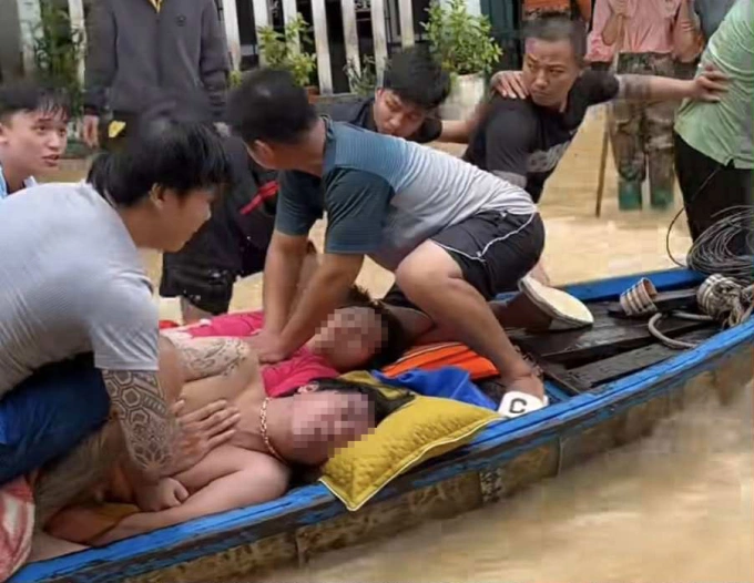 Người dân chèo thuyền đưa nạn nhân đi cấp cứu sáng 28/10. Ảnh: Người dân cung cấp