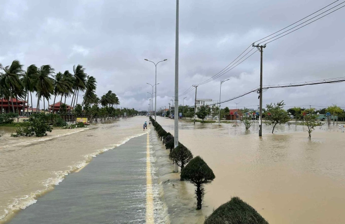 Quốc lộ 1 đoạn gần trạm thu phí, phường An Thắng, bị ngập khiến các phương tiện không thể lưu thông, sáng 28/10. Ảnh: Văn Dương