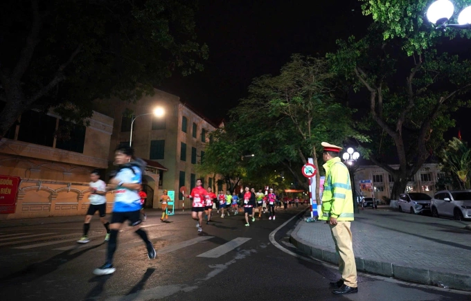 Lực lượng chức năng có mặt tại các điểm giao cắt tại giải năm ngoái. Ảnh: VnExpress Marathon