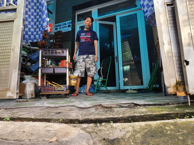 Dù nhiều lần gia cố, nền căn nhà 3 tầng của anh Xuân Trọng vẫn bị nứt kéo dài tạo khoảng hở lớn. Ảnh: Đình Văn