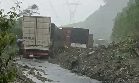 Đèo Lò Xo tiếp tục sạt lở, 50 người mắc kẹt suốt bốn ngày