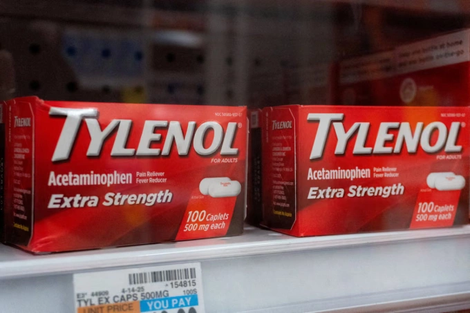 Thuốc giảm đau, hạ sốt Tylenol bày bán ở nhà thuốc New York, Mỹ. Ảnh: Reuters