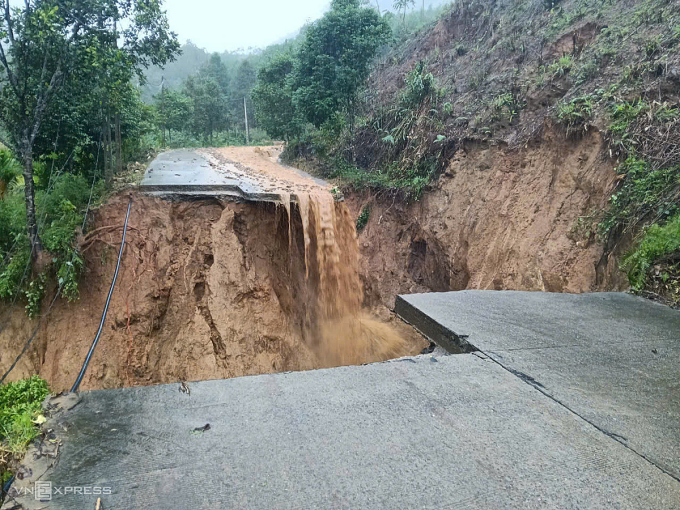 Đường DH83 thuộc thôn Tà Vinh, vào trung tâm xã Sơn Tây Hạ gãy làm đôi, sáng 29/10. Ảnh: Thạch Thảo