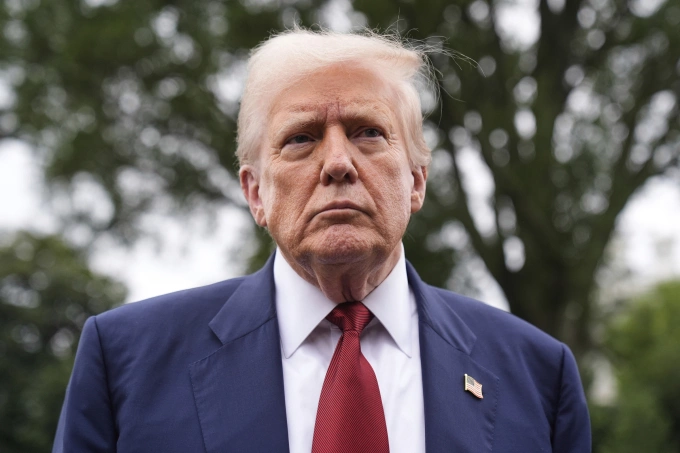 Tổng thống Mỹ Donald Trump trả lời báo giới tại Nhà Trắng ngày 1/8. Ảnh: AP