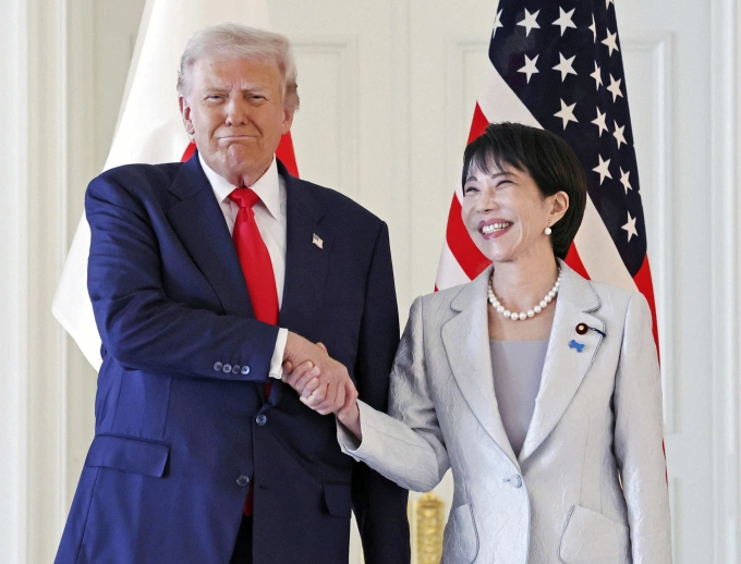 Tổng thống Mỹ Donald Trump bắt tay Thủ tướng Nhật Bản Sanae Takaichi tại Tokyo hôm 28/10. Ảnh: AP