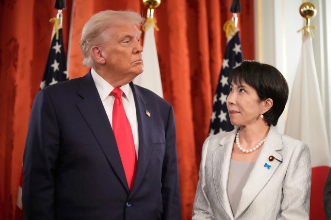 Tổng thống Mỹ Donald Trump (trái) và Thủ tướng Nhật Bản Sanae Takaichi tại Tokyo ngày 28/10. Ảnh: AP