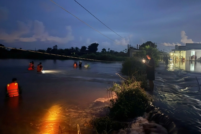 Lực lượng địa phương giúp dân di dời ra khu vực ngập lũ. Ảnh: Công an Hàm Thắng