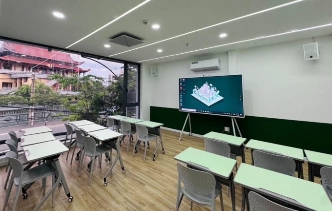 Màn hình ClassIn Board ứng dụng công nghệ chống lóa, loại bỏ phản chiếu và đảm bảo nội dung hiển thị rõ ràng ở mọi góc nhìn. Ảnh: ClassIn Việt Nam