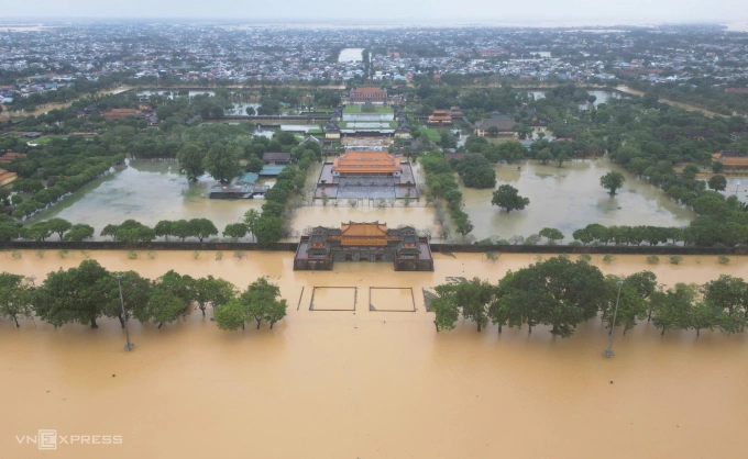 Đại nội Huế ngập một mét, sáng 28/10. Ảnh: Võ Thạnh