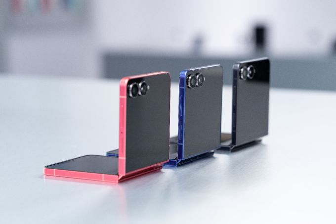 Galaxy Z Flip7 với thiết kế gập vỏ sò. Ảnh: Samsung