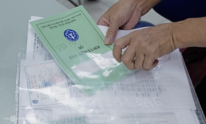 Lao động làm hồ sơ hưởng trợ cấp thất nghiệp tại Trung tâm Dịch vụ việc làm Hà Nội. Ảnh: Ngọc Thành