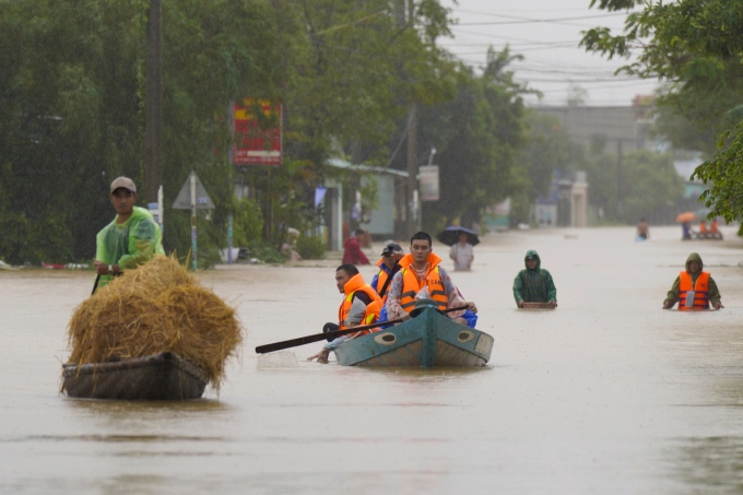 Lũ hạ du sông Vu Gia - Thu Bồn lên, đường phố ở đô thị Đà Nẵng biến thành sông sáng 29/10. Ảnh: Nguyễn Đông