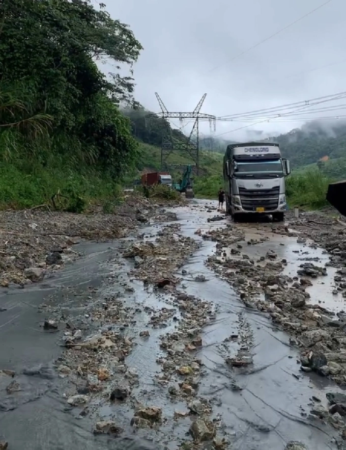 Nhiều xe tải tiến không được, lùi không xong trên đèo Lò Xo vì phía trước và sau đều có điểm sạt lở. Ảnh: Nguyễn Trai