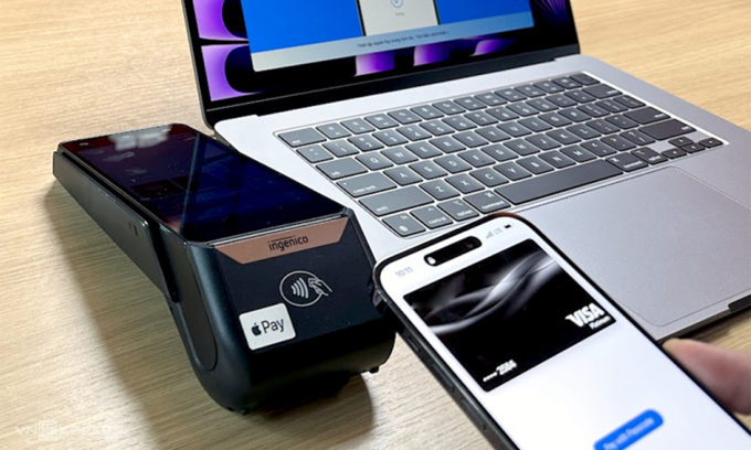 Thanh toán không chạm Apple Pay. Ảnh: Tuấn Hưng