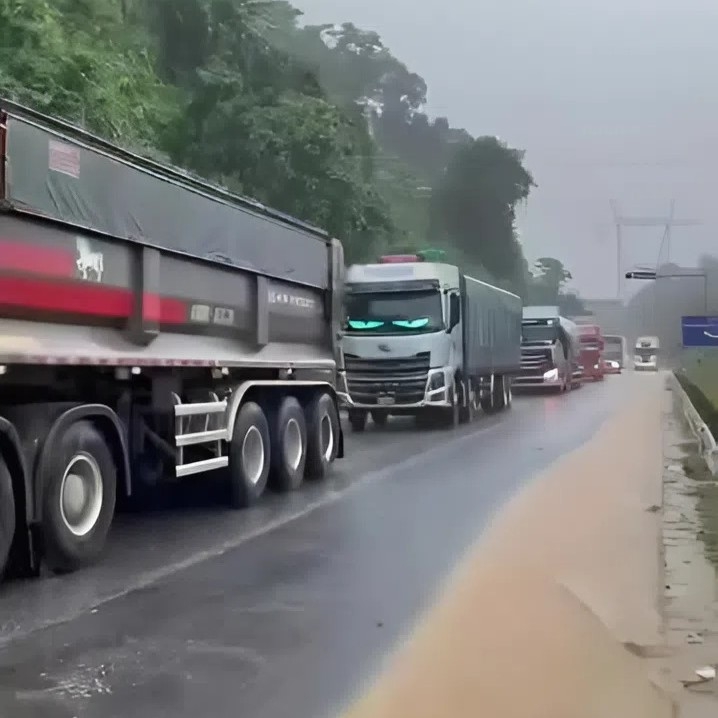 Cô lập trên đèo Lò Xo: Tài xế sống nhờ nước mưa, mì gói Cô lập trên đèo Lò Xo: Tài xế sống nhờ nước mưa, mì gói