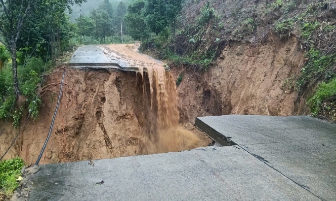 Đường vào xã Sơn Tây Hạ bị gãy đôi. Ảnh: Thạch Thảo