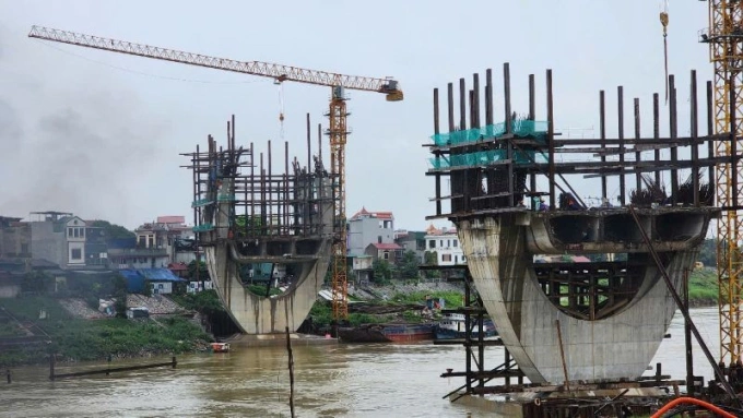 Công trường thi công cầu đường bộ Đuống tháng 6/2025. Ảnh: Phương Linh