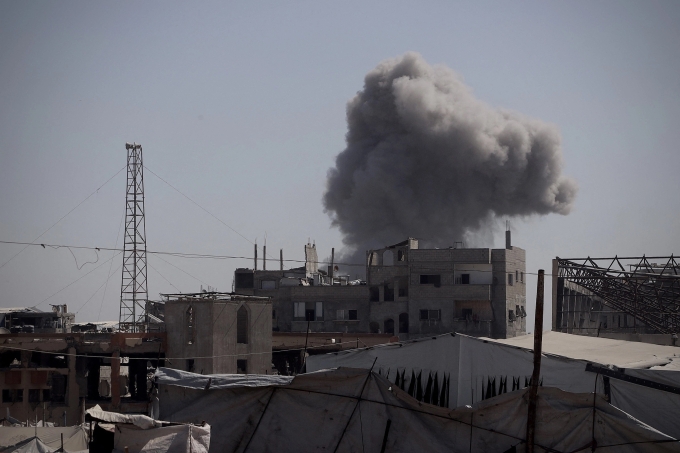 Khói bốc lên sau cuộc không kích của Israel vào Khan Younis, Dải Gaza hồi đầu tháng này. Ảnh: AFP