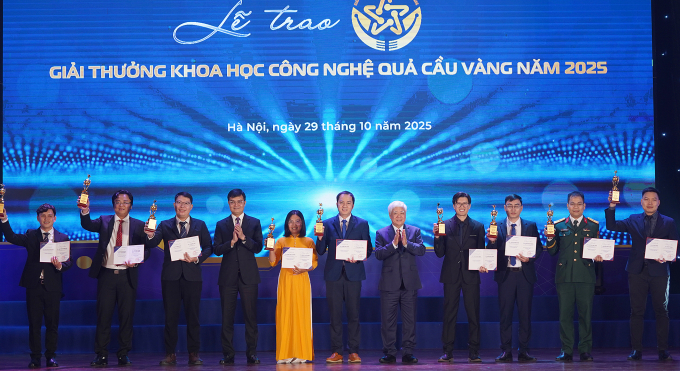 Các nhà khoa học trẻ xuất sắc (cầm cúp) tại lễ trao giải. Ảnh: Lưu Quý