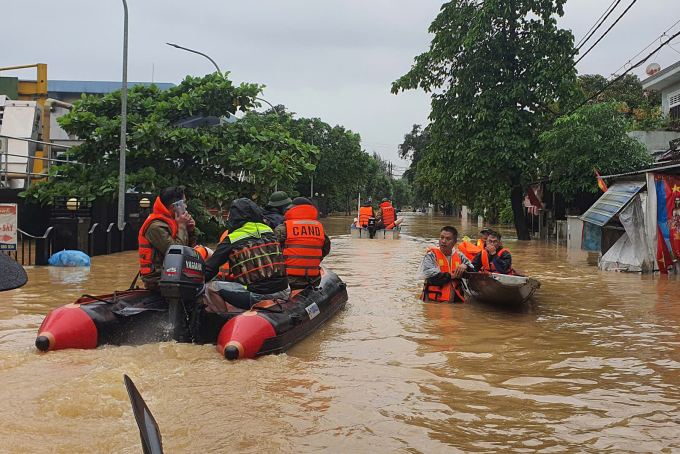 Công an hỗ trợ người dân sơ tán khỏi vùng ngập sâu, ngày 28/10. Ảnh: Võ Thạnh