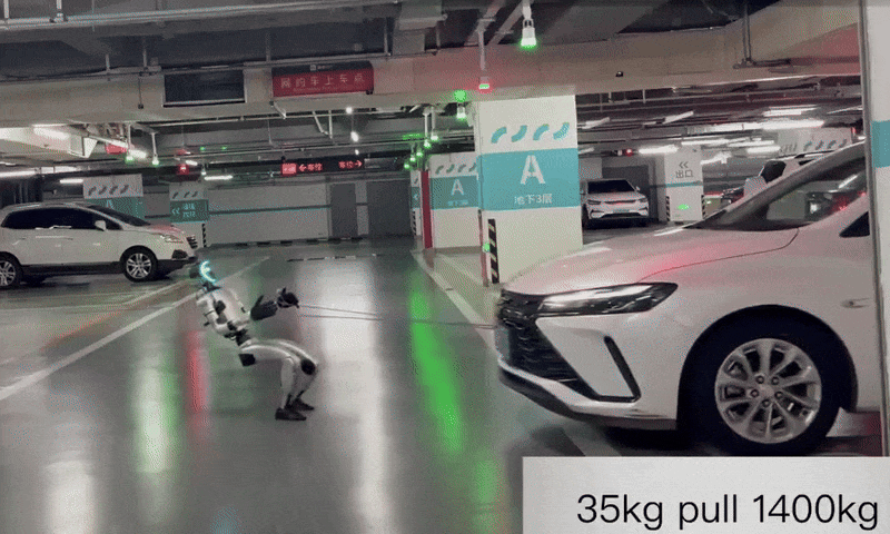 Robot hình người Trung Quốc kéo ôtô nặng 1,4 tấn