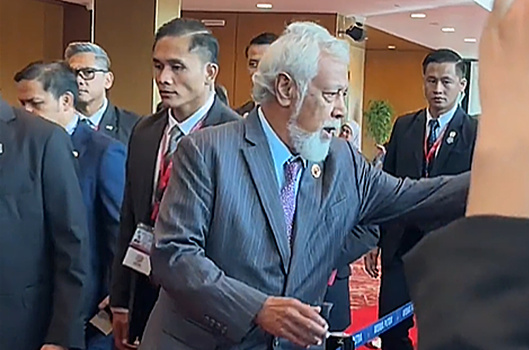 Thủ tướng Timor-Leste tặng kẹo cho phóng viên