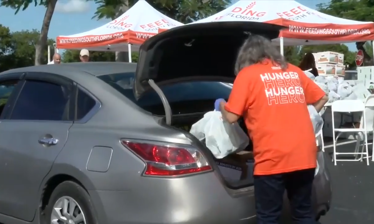 Công chức Florida nhận thực phẩm hỗ trợ khi chính phủ Mỹ đóng cửa