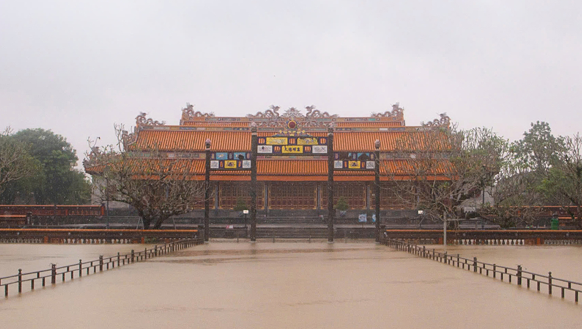 Lũ bao vây Đại nội Huế