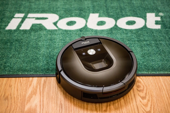 Robot Roomba 980 trong phòng trưng bày của iRobot tại Bedford. Ảnh: Aram Boghosian/The Boston Globe