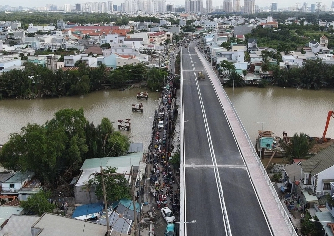 Cầu Long Kiểng cũ nằm bên trái trước khi tháo dỡ. Ảnh: Giang Anh