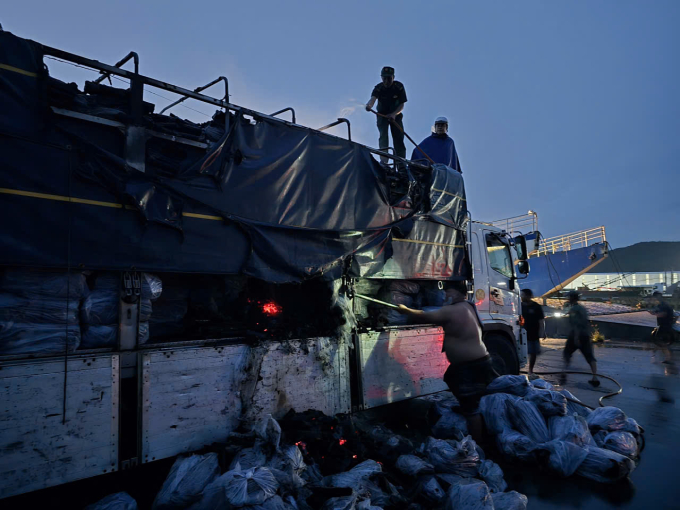 Xe tải chở than bốc cháy trên chuyến phà đi Phú Quốc: Ảnh: Biên phòng An Giang
