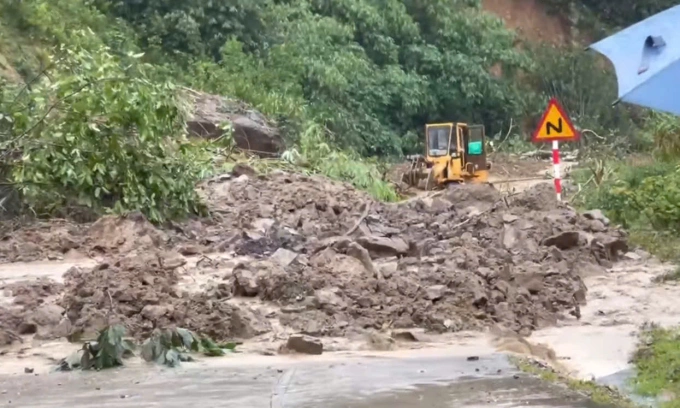 Phương tiện cơ giới xúc dọn điểm sạt lở trên đèo Lò Xo ngày 29/10. Ảnh: Công an Quảng Ngãi