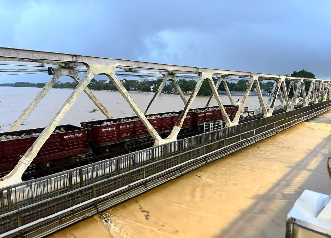 Tàu hàng được kéo ra án ngữ tại cầu Bạch Hổ và cầu Dã Viên. Ảnh: VNR