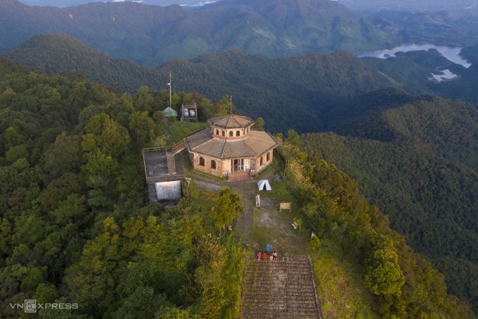 Vọng Hải Đài nằm trên đỉnh núi Bạch Mã ở độ cao khoảng 1.430 m, nơi mưa nhiều nhất Việt Nam. Ảnh: Võ Thạnh
