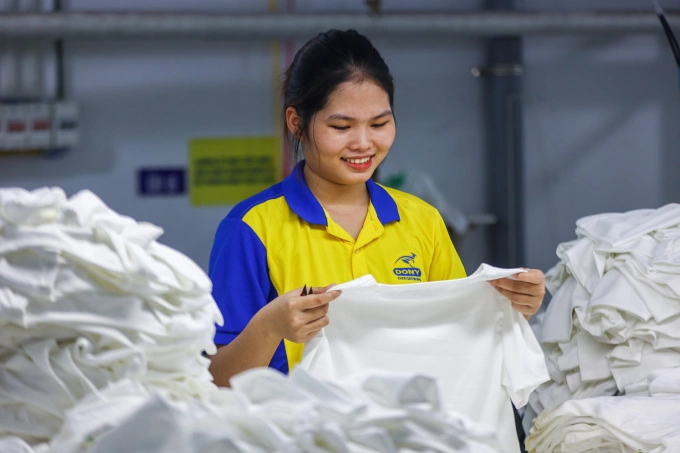 Công nhân làm việc tại công ty may mặc ở xã Vĩnh Lộc A, TP HCM, tháng 8/2025. Ảnh: Quỳnh Trần