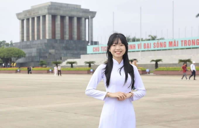 Trần Thị Kiều My ra Hà Nội nhận giải Nữ sinh Khoa học công nghê, hôm 29/10. Ảnh: Fanpage Đại học Bách khoa TP HCM