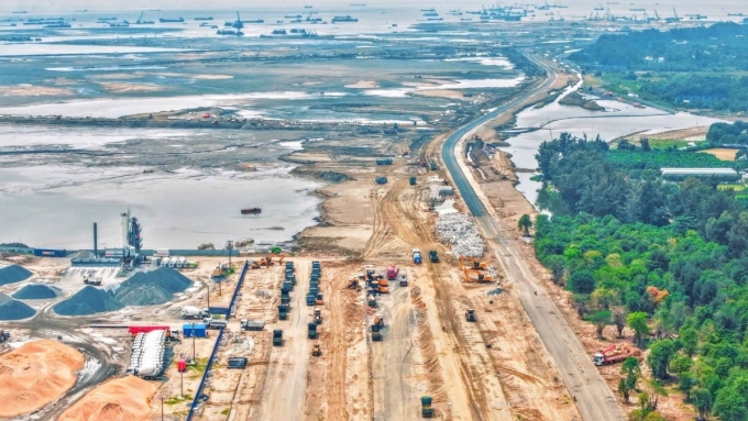 Công nghệ phun cát kết hợp nguyên tắc cân bằng đào - đắp đặc biệt được áp dụng để xử lý nền đất yếu. Ảnh: Vingroup